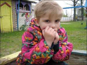 Останні два тижні 5-річна Вікторія Зубенко живе в дитячому будинку ”Сонечко” в місті Ківерці Волинської області. Дівчинка боїться підходити до підвалу дитбудинку. Він нагадує їй квартиру-тюрму, з якої мала не виходила понад чотири роки