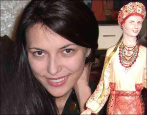Міс ”Україна Всесвіт-2007” Людмила Бікмулліна повезла на всесвітній конкурс краси в Мексику статуетку українки з голубом у руці