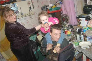 Киянин Євген Сицинський разом із дружиною Оленою із Донеччини та донькою Анею живуть у Києві в консьєржній на вул. Заболотного