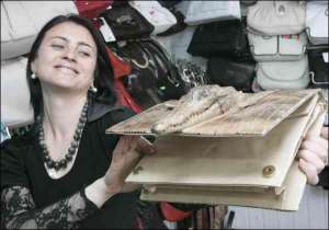 Людмила Ніколенко, продавець столичного магазину ”Себе любимой”, показує сумку з головою крокодила за 1,4 тисячі гривень