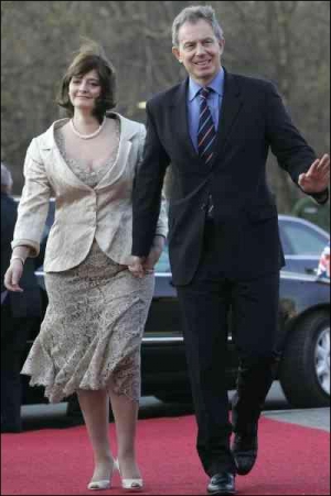 Премьер Великобритании Тони Блэр приехал вместе со своей женой Чери Буз в берлинскую филармонию 24 марта этого года на празднование 50-летия Европейского Союза. 27 июня глава британского правительства уйдет со своей должности
