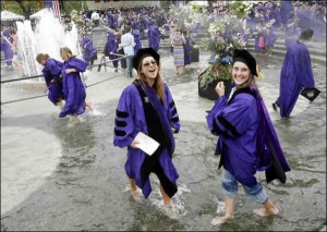 Випускниці Нью-Йоркського університету купаються у фонтані після отримання дипломів. Цього року заклад відсвяткував 175-ту річницю з часу заснування