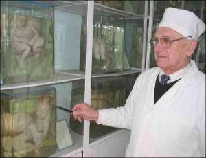 Професор Ярослав Федонюк біля експонатів музею людського тіла в Тернопільскому медуніверситеті