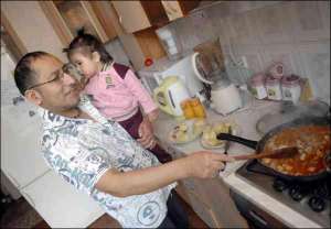 Наун-Рауль Флорес з донькою Ренатою-Мирославою на кухні своєї київської квартири біля метро Лівобережна. Він готує картоплю з м’ясною підливою