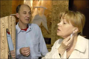 Киянка Ірина Бутенко приміряє сережки з білого золота за 4000 гривень на виставці ”Ювелір Експо Україна 2007”, що проходила у столичному виставковому центрі ”КиївЕкспоПлаза”