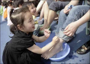 Вихованці дитячого садочка китайського міста Хангджоу мили ноги своїм матерям. Так вони показували любов та повагу до старших на День матері