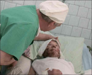 Завотделением анестезиологии Староконтантиновской больницы на Хмельнитчине Степан Кармалита осматривает Татьяну Самчишину