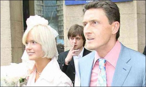 ГлюкоZа и бизнесмен Александр Чистяков обручились в Кутузовскому загсе Москвы 16 июня 2006 года