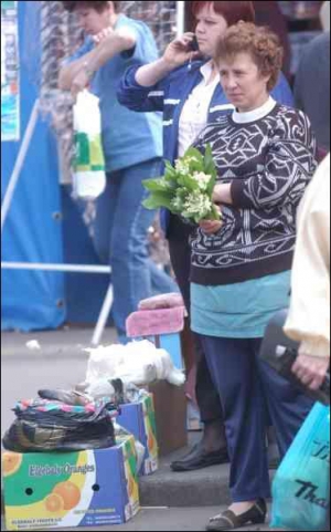 Женщины, которые продают ландыши на Лукьяновском рынке, рвут их в Тетеревском лесу, возле Боярки или в Мироновке. Милиционеры их почти не беспокоят, а максимальное наказание за продажу растений, занесенных  в ”Красную книгу”, — 51 гривна