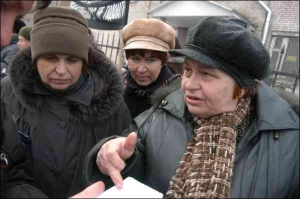 Киянки Тетяна Тимошкіна (у центрі) та Людмила Сандацька (праворуч) пікетують Дарницький райсуд, де розглядають їхній позов до Національного банку. Вони втратили заощадження в ”ОЛБанку” в 2003 році