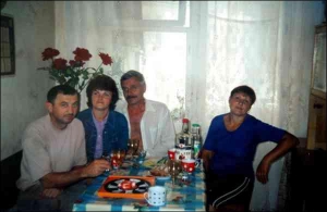 Леся Любинская (справа) с друзьями Ярославом и Русланой и мужем Богданом (слева) на кухне в собственной квартире в селе Киевец Николаевского района на Львовщине