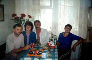 Леся Любинская (справа) с друзьями Ярославом и Русланой и мужем Богданом (слева) на кухне в собственной квартире в селе Киевец Николаевского района на Львовщине