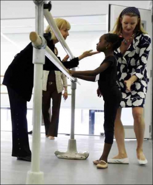 Директорка Нью-Йоркської школи балету Дарсі Кістлер (праворуч) перевіряє осанку 6-річної Ізабелли Хендерсон. Раніше до закладу приймали з 8 років. Цієї весни почали набирати групи шестирічок