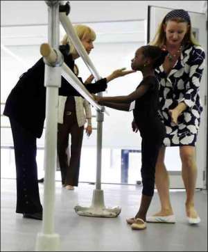 Директор Нью-йоркской школы балета Дарси Кистлер (справа) проверяет осанку 6-летней Изабеллы Хендерсон. Раньше в учреждение принимали с 8 лет. Этой весной начали набирать группы шестилеток