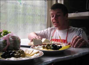 Кухар вінницького ресторану молдовської кухні ”Касамаре” Олександр Підпенько готує нарізку з бринзи, маслин та зелені. Сир ресторан закуповує у супермаркеті