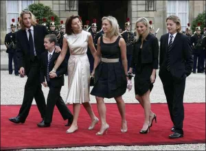 Семья нового президента Франции Николя Саркози идет на его инаугурацию в Елисейском дворце. По сторонам — сыновья Саркози от первого брака: Жан (слева) и Пьер (справа). Третья слева вторая жена Николя — Сесилия. Она держит за руку общего сына супругов Луи