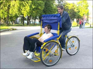Студент Євген Ворожко другий тиждень возить людей на рикші поблизу Білої Альтанки в Полтаві. Господарці велосипеда він віддає 70% виручки