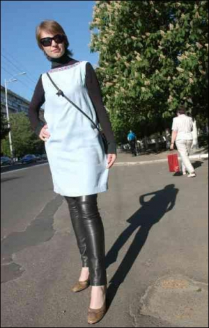 Киевлянка Людмила Ивахненко носит голубую льняную тунику, которая досталась ей от мамы. Надевает ее под брюки