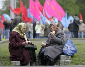 Літні прибічниці парламентської коаліції приїхали до Києва мітингувати. На майдані Незалежності обідають привезеними з дому яйцями та вареною ковбасою з хлібом