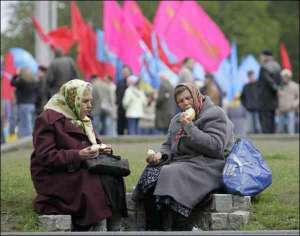 Пожилые сторонницы парламентской коалиции приехали в Киев митинговать. На площади Независимость обедают привезенными из дома яйцами и вареной колбасой с хлебом