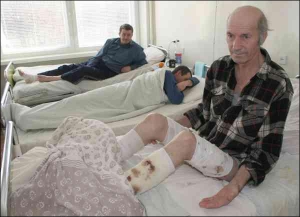 Владимир Кашинский в Луцкой больнице. Ему наложили 300 швов на изуродованные ноги. Мужчина зарекся заводить больших собак