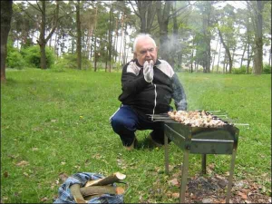 Володимир Гелевера готує шашлики для родини на території Вервольфу, що у селі Стрижавка під Вінницею