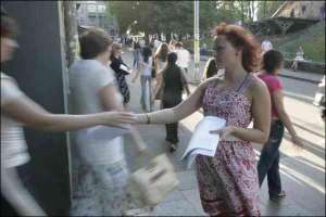 Працівниця видавництва ”Економіка” Лариса Ляшенко, 21 рік, на станції метро Золоті ворота пропонує громадянам почитати вірші 