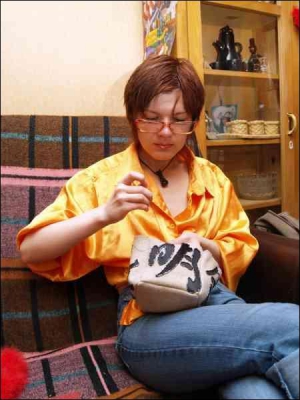 Катерина Добровольська використовує шкіру та блискітки для жіночої сумочки
