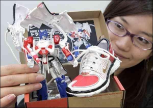  Кросівок ”Найк Фрі 7:0” стає іграшковим роботом. Новинку презентували у квітні в Токіо