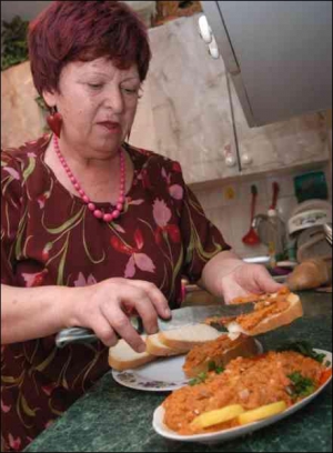 Киевлянка Кира Загурская готовит бутерброды с домашней рыбной икрой. Блюда из одной селедки хватит, чтобы намазать 4–5 батонов