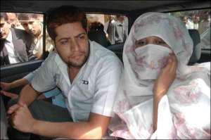 Шумаил Рай сидит в машине со своей женой Шезиной Терик возле суда пакистанского города Лахор. Мужчина изменил пол, чтобы вступить в брак со своей двоюродной сестрой. За это оба получили пожизненное заключение