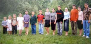 Четырнадцать родных детей Анны и Владимира Капарчуков. Младший — Рувим (слева), старший — Мирослав (справа)