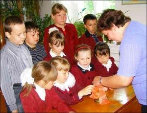 Единственная учительница школы в селе Нестеренки Полтавского района Наталия Лазеба со своими девятью учениками. К бронзовому колокольчику цепляют праздничную ленту — готовятся до конца учебного года