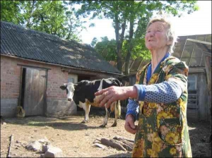 Бабка Мария Щербань с коревой Ромашкой в селе Ривец Винницкого района