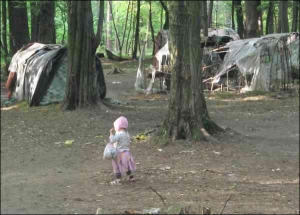 В Оброшинском цыганском лагере прогуливается годовалая Анжелка Чава. Девочка ищет что-то поесть