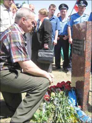 Один из сторонников установления памятника Симону Петлюре в Полтаве принес к мемориальному камню земляку гвоздики. Положил цветы, а после трижды поцеловал камень