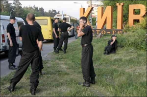Солдаты внутренних войск отдыхают на обочине дороги при въезде в Киев