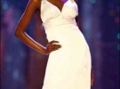 Флавіана Матата, міс Танзанія, яка була єдиною конкурсанткою з бритою головою.