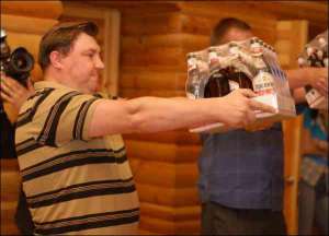 Киевлянин Вадим выиграл три ящика пива. Он дольше всех держал ящик с напитком на вытянутых руках