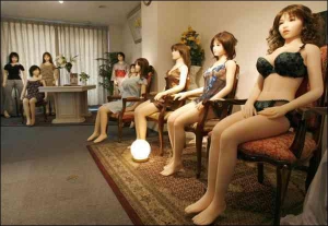 В Токио владелец компании ”Ориент Индастриз”, изготовляющей секс-куклы,  сделал выставку двадцати лучших своих творений. Их он называет дочерьми. Каждая такая делается вручную, стоит от тысячи долларов