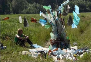 Композиція біля річки в Ужгороді, яку студенти коледжу мистецтв склали із зібраних на березі пластикових пляшок