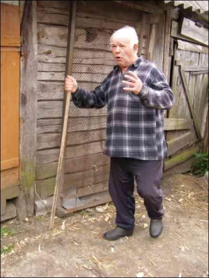 Житель села Красное Дубровицкого района Ривненской области Владимир Грицюк возле своего дома показывает, как подкрадывался на охоте к волку