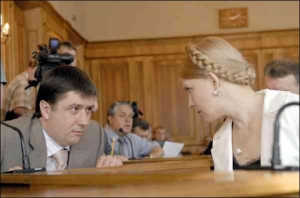 Вячеслав Кириленко та Юлия Тимошенко переговариваются на вчерашнем заседании согласовательного совета