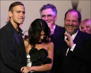 Гости благотворительной вечеринки в Каннах поддержали женщину, купившую поцелуй Джорджа Клуни, аплодисментами