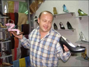 Виталий Росковинский показывает копию туфель ”Нандо Муци” (на переднем плане), которые пошил за 400 гривен