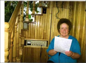 Антонина Бойко готовится к очередному выпуску новостей, которые ведет на местном радио в селе Кульминцы Теофипольского района Хмельницкой области уже семь лет