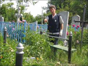 Помощник участкового Василий Голяк показывает могилу с вырванной оградой  в селе Самгородок Смелянского района Черкасской области
