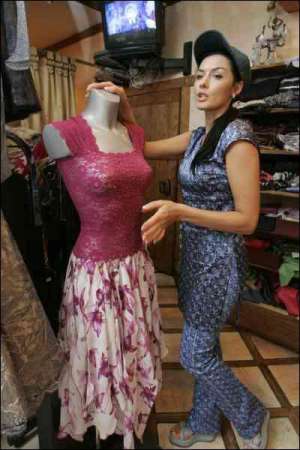 Київська дизайнерка Діана Дорожкіна у своєму ательє на вулиці Обсерваторній показує сукню з вишневого гіпюру за 2,5 тисячі гривень