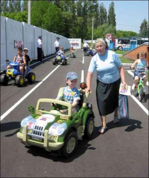 Пенсіонерка Поліна Говтвяниця привела на відкриття дитячого автомістечка у Полтаві онука Дмитра. Хлопчик розплакався, бо довелося постояти в черзі до електромобілів