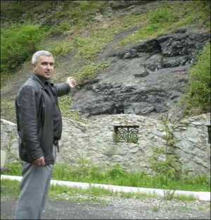 Підприємець із закарпатського села Тягачівські Лази Юрій Ключкей показує на скелю, під якою формується чорна вода